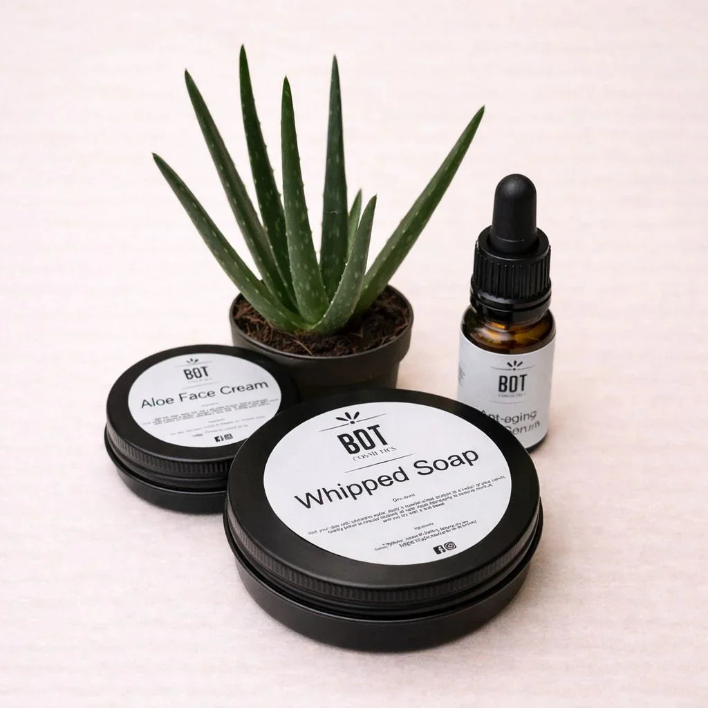 Ekologiska hudvårdsprodukter utan kemikalier med aloe vera, ansiktskräm och serum