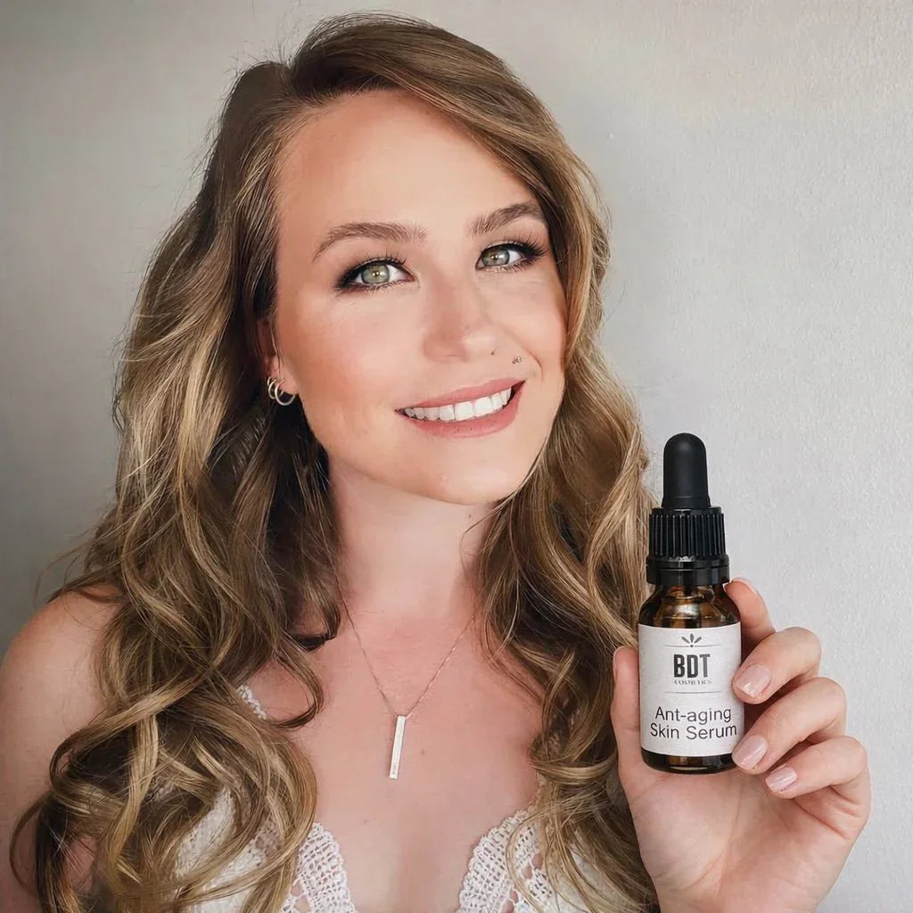 Kvinna med långt blont hår visar en flaska ekologiskt anti-aging hudserum utan kemikalier.